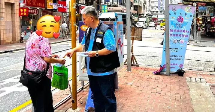 九龍城警民關係組寶其利街及翔龍灣宣傳單張 籲市民提防層出不窮行騙手法