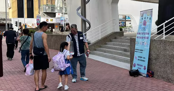 九龍城警民關係組必嘉街和黃埔花園派宣傳單張 籲市民提防層出不窮行騙手法