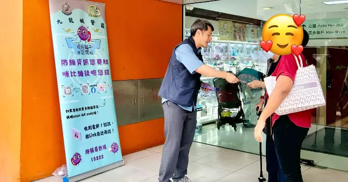 九龍城警民關係組九龍城廣場派宣傳單張   籲市民提防層出不窮行騙手法