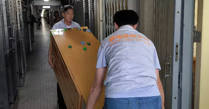 興田關愛隊即時協助獨居長者 安全移走倒塌衣櫃 社區守望相助顯溫情