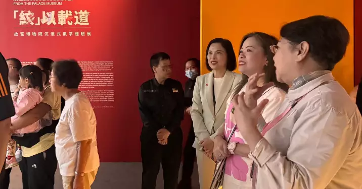 七一假期羅淑佩到香港故宮觀展 不忘購買文創產品貢獻消費