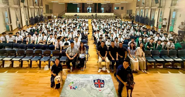 油尖區警民關係組、 傳承計劃 與警犬隊 到九龍華仁書院進行講座