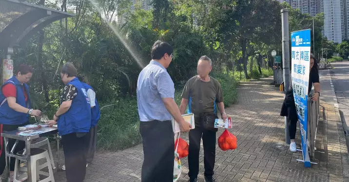 葵青區議員和關愛隊宣傳防蚊資訊