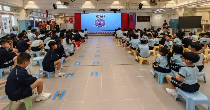 九龍城警區「提子」入校園