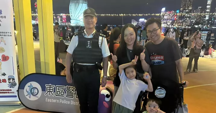 東區警區國慶煙花匯演派發防騙禮品 警民同樂慶祝佳節