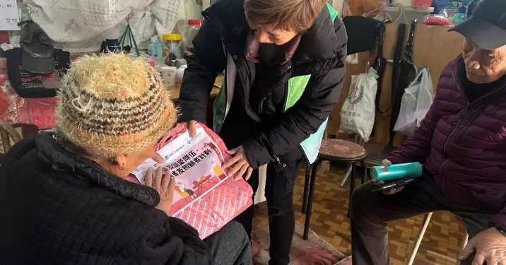 暖冬送暖入鄉村 北區上水鄉郊關愛隊探訪獨居雙老長者