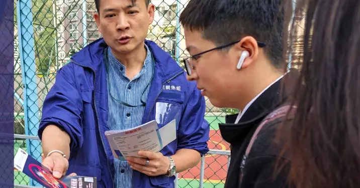 荃灣警區提醒街坊學生新春防罪防騙禁毒拒爆竹