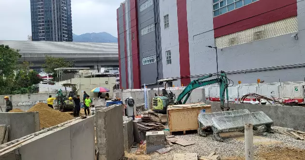 屯門區議員跟進兩項公共設施工程 關注寵物公園及行人天橋電梯進度