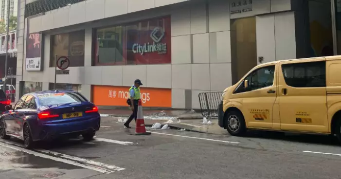 電照街水管滲漏 行人及駕駛者須留意安全