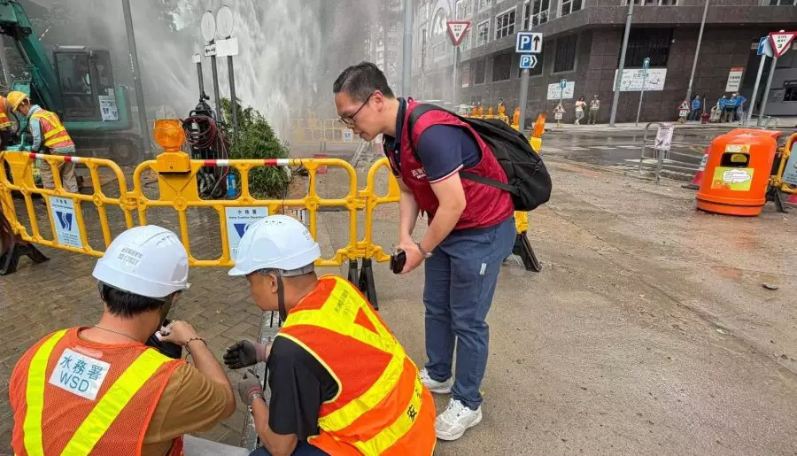 西灣河興民街爆水管