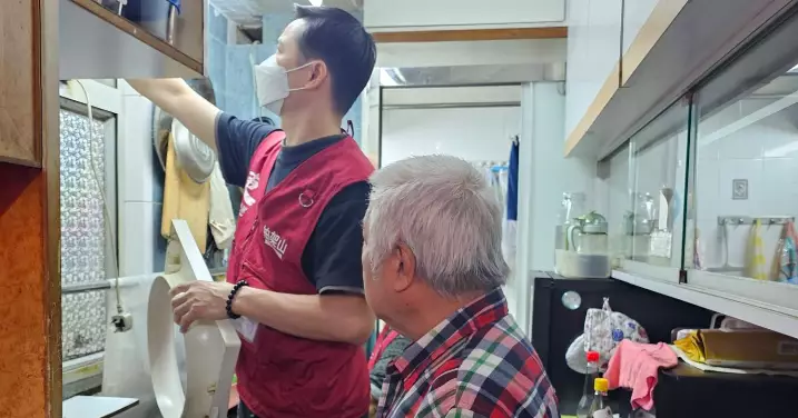 東區柏架山關愛隊為長者及有需要街坊提供簡單維修及家居清潔服務
