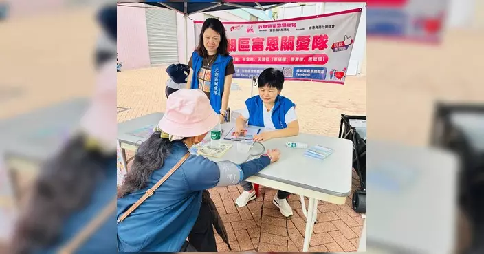 富恩關愛隊為長者量血壓 並呼籲登記做選民
