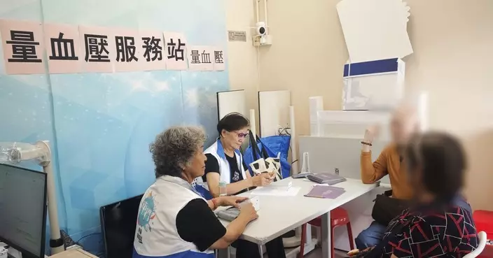 恒福關愛隊為居民量血壓 關注健康由血壓開始