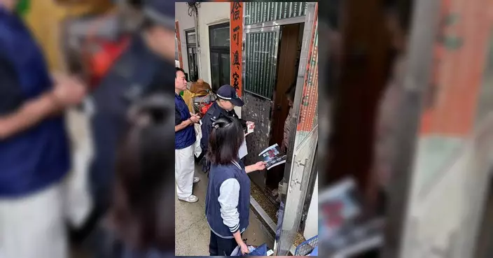 大嶼山警區到東涌鄉村派發防爆竊單張及門窗警報器
