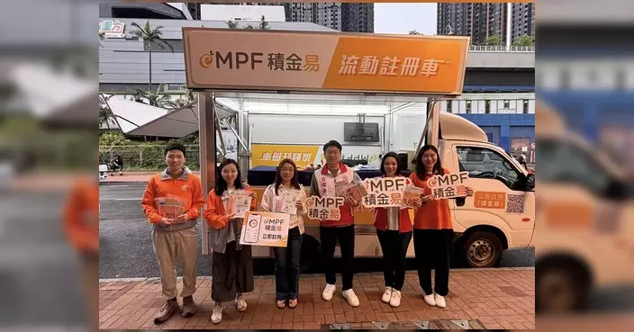 陳善明與區議員支援「積金易」宣傳車 向市民介紹新平台