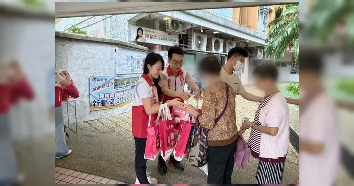 陳穎欣團隊葵涌邨派發愛心福袋 聆聽街坊訴求