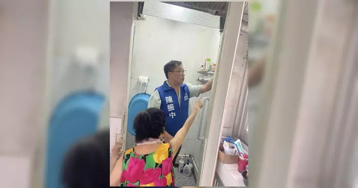 荃灣區象山關愛隊隊長陳振中上門為長者更換花灑頭