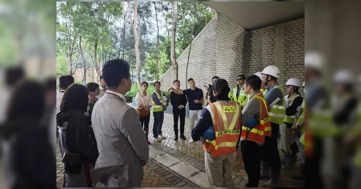 葉培基與多名議員及部門代表視察文東路跟進交通安全