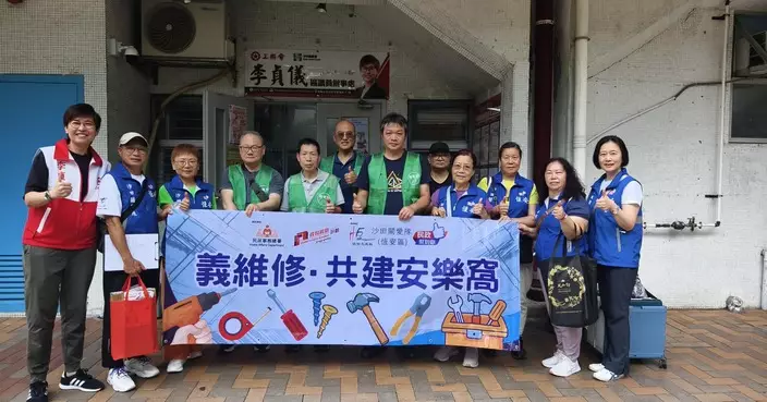 李貞儀與恆安關愛隊義工為長者安裝浴室扶手