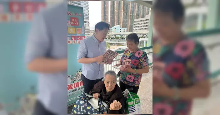 黃遠康向將軍澳居民派發吸濕包 助對抗潮濕天氣