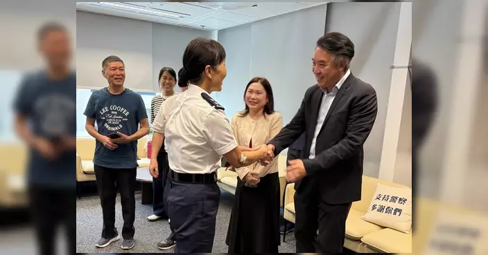 莫繡安聯同地區代表頒贈錦旗感謝警方迅速偵破持械行劫案