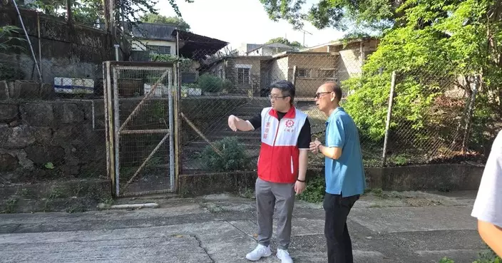 屯門區議員馮沛賢視察青山村 跟進道路狹窄及樹木安全問題