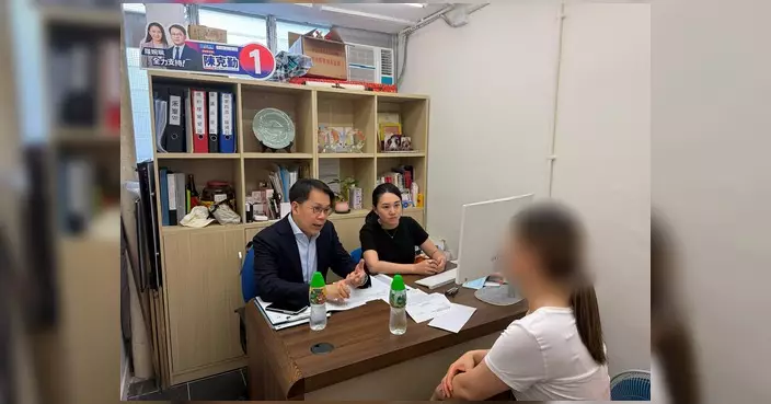 陳克勤到沙田邨落區 與團隊收集居民問題個案跟進