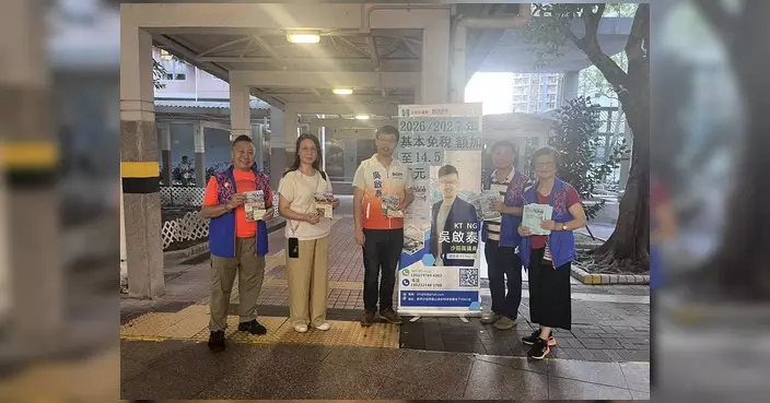 吳啟泰聯同志工頌安街市派單張 提醒長者提防電話詐騙