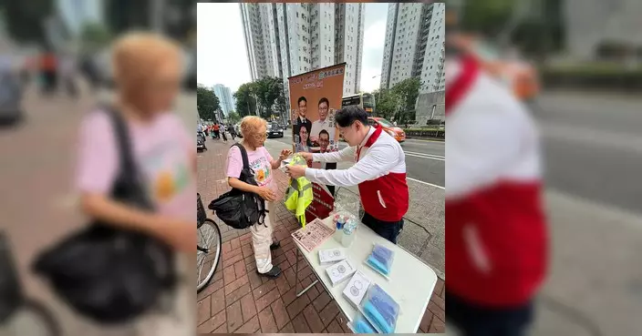 黃遠康街頭派發防暑三寶 為戶外工友打氣