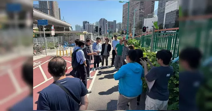 區議員聯同港鐵視察輕鐵蔡意橋站 倡增行人台階分流