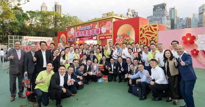 何俊賢與李慧琼出席家鄉市集嘉年華 呼籲市民到維園掃貨