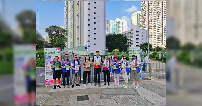 吳啟泰聯同義工派發單張 提醒關注埃博拉預防及沙田鼠患