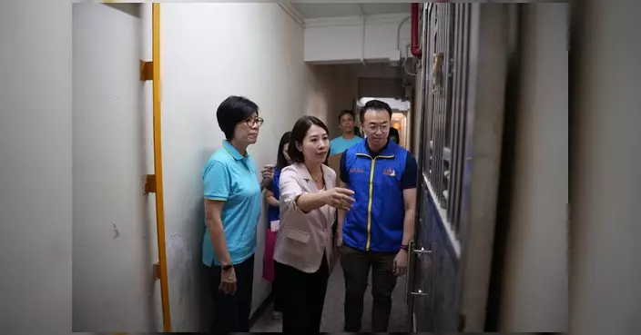 郭芙蓉聯同中電義工探訪大白田西劏房家庭 送風扇貼隔熱膜消暑