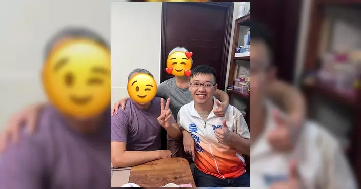 吳啟泰家訪錦蓉閣 提醒街坊加WhatsApp接收活動資訊