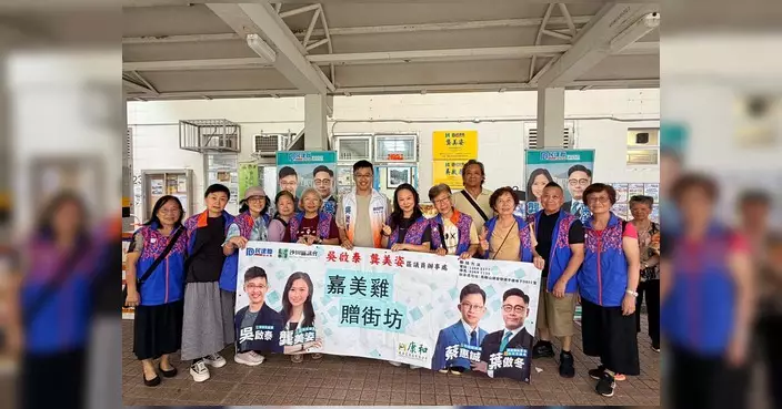 吳啟泰辦事處門外派發嘉美雞 街坊開心讚好煲湯