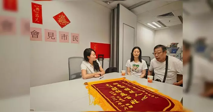 陳穎欣獲市民贈錦旗致謝 承諾續深耕社區服務