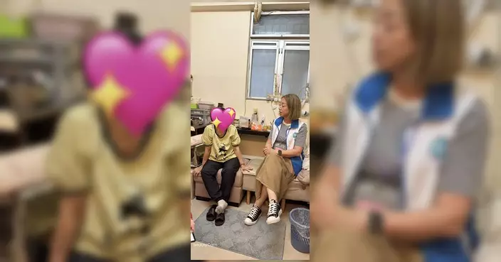 龍門關愛隊上門探訪屯門長者 協助申請平安鐘送愛心福袋