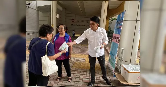 張偉楠聯合關愛隊及議員辦事處 石排灣華富邨派發愛心端午糭