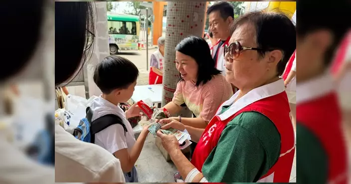 林詠欣華貴邨派發粽子與街坊共迎端午