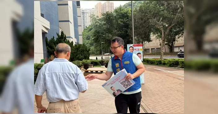 蕭煒忠趁好天氣擺流動服務站 收集居民社區意見