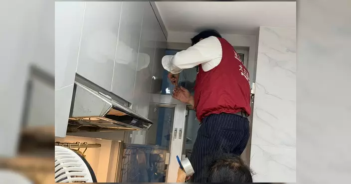 關愛隊上門助太古城東街坊封堵老鼠入屋罅隙