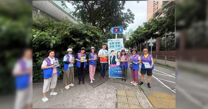 吳啟泰恆安站派發防暑單張及防蚊手帶