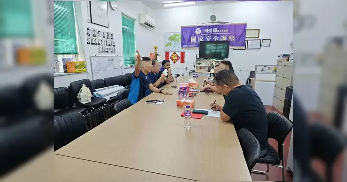 大嶼山警區聯同鄉事委員會宣傳防爆竊 派發門窗警報器