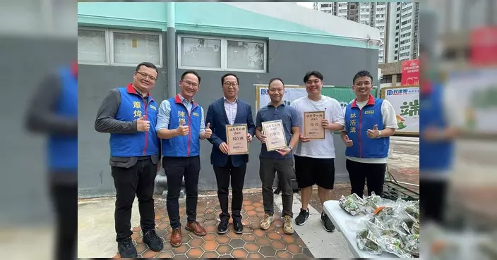 蕭煒忠聯同陳學鋒區內派發端午糭 與居民互祝安康