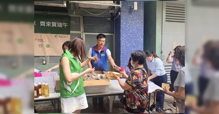 吳啟泰到錦豐苑參與派粽活動 與街坊共賀端午