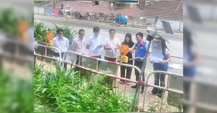 陳壇丹聯同路政署視察顯徑商場升降機工程進度
