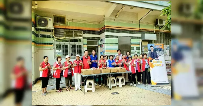 晴景關愛隊聯同工聯元朗地區主任派粽 傳遞端午社區關懷