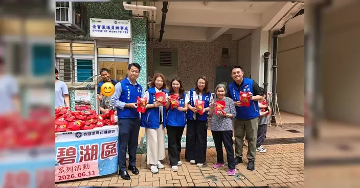 石門端午愛心派粽 朱煥釗與黃寶儀為街坊送暖