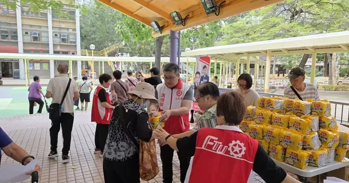 馮沛賢聯同龔澤鏗屯門派糉 與街坊共迎端午