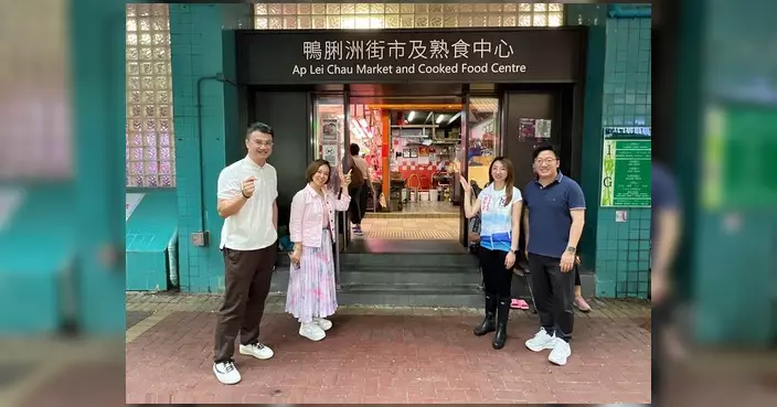 黃雨程視察鴨脷洲熟食中心翻新 與街坊品嘗下午茶交流意見